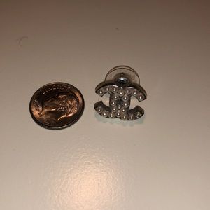 Single Chanel Double CC earring with pearls inset.